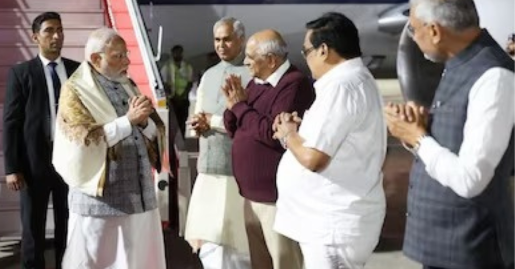 प्रधानमंत्री नरेंद्र मोदी वाइब्रेंट गुजरात समिट में भाग लेने के लिए अहमदाबाद पहुंच चुके हैं।