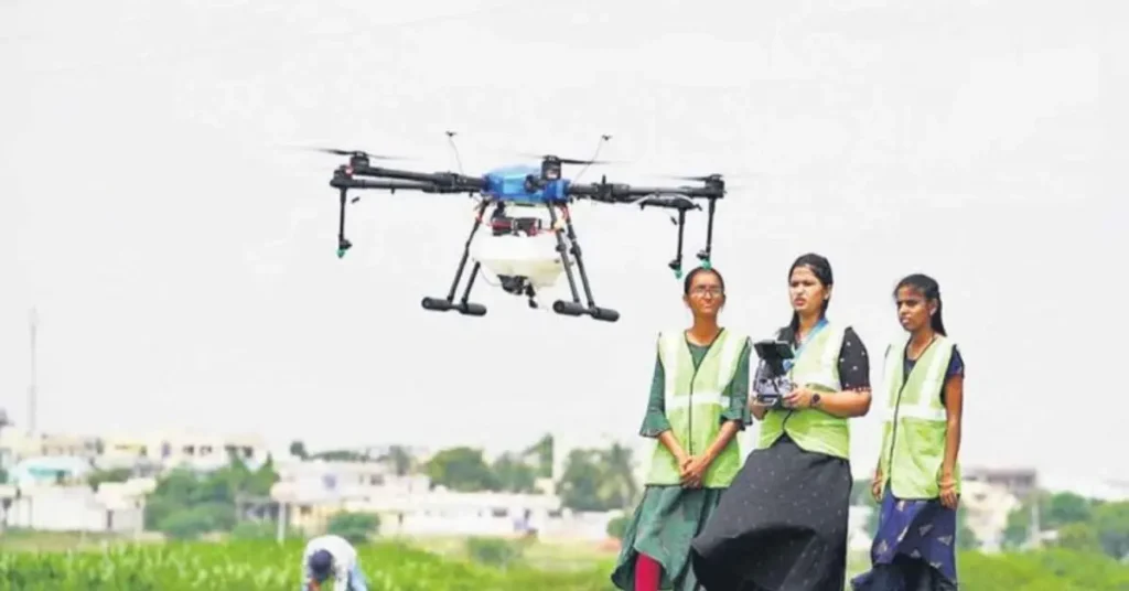 'ड्रोन दीदी योजना' इस योजना का उद्देश्य महिला किसानों की आय बढ़ाना है।